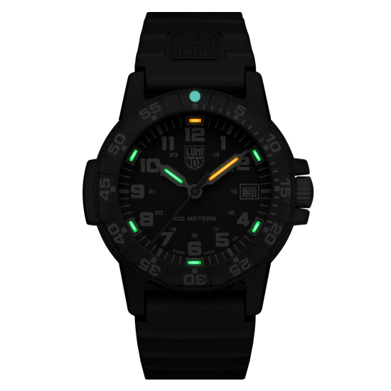 This image is of the watch in darkness to showcase the luminescence of the even hour markers and hands to allow for maximum visibility in pitch black darkness as well as daytime.