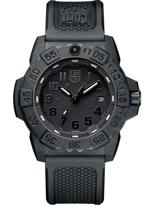 The black monochrome theme of this timepiece creates a classic and sleek aesthetic. The rubber strap is textured and fits well with the ridged outer dial.