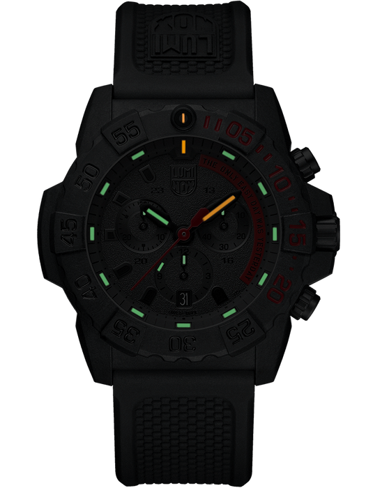 This image is of the watch in darkness to showcase the luminescence of the hour markers and hands to allow for maximum visibility in pitch black darkness as well as daytime.