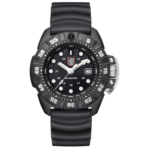 The ridges on the black rubber band resemble that of ripples through a lake after a pebble is dropped in, concentric around the middle of the timepiece, bringing the whole watch together. The black case with defined divots between the white second numerals frames the inner face with white dots as hour markers, a unique and unmistakable look especially paired with prominent white hands such as these.